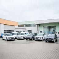 Mehrere gepflegte Firmenfahrzeuge auf dem Gelände einer Fahrzeugpflege in Bayern