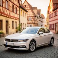 Gereinigter Mietwagen vor einer historischen Straße in Rothenburg ob der Tauber