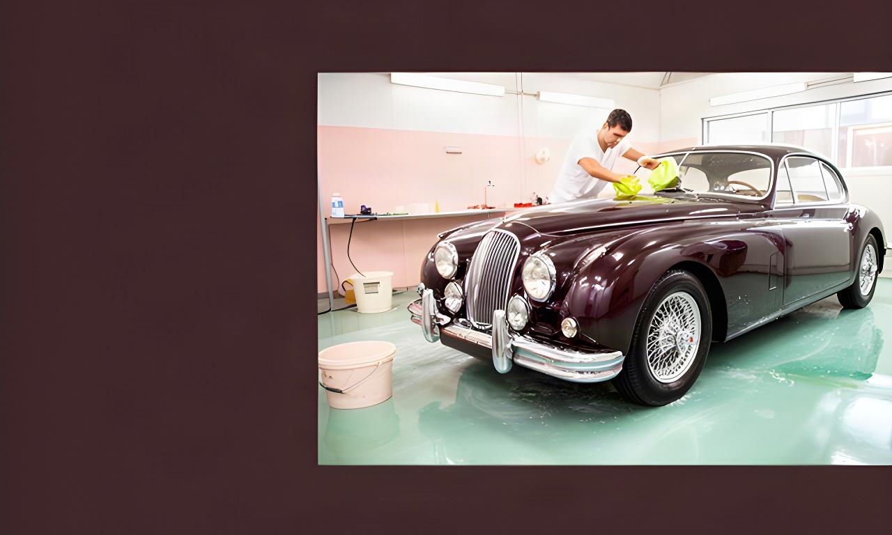 Edler Oldtimer wird in einer hellen Handwäsche-Zone mit weichen Mikrofasertüchern gepflegt